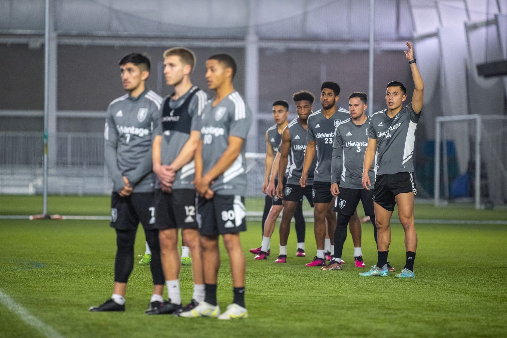 Rubio Rubin raising his hand in a line of players during a free kick.