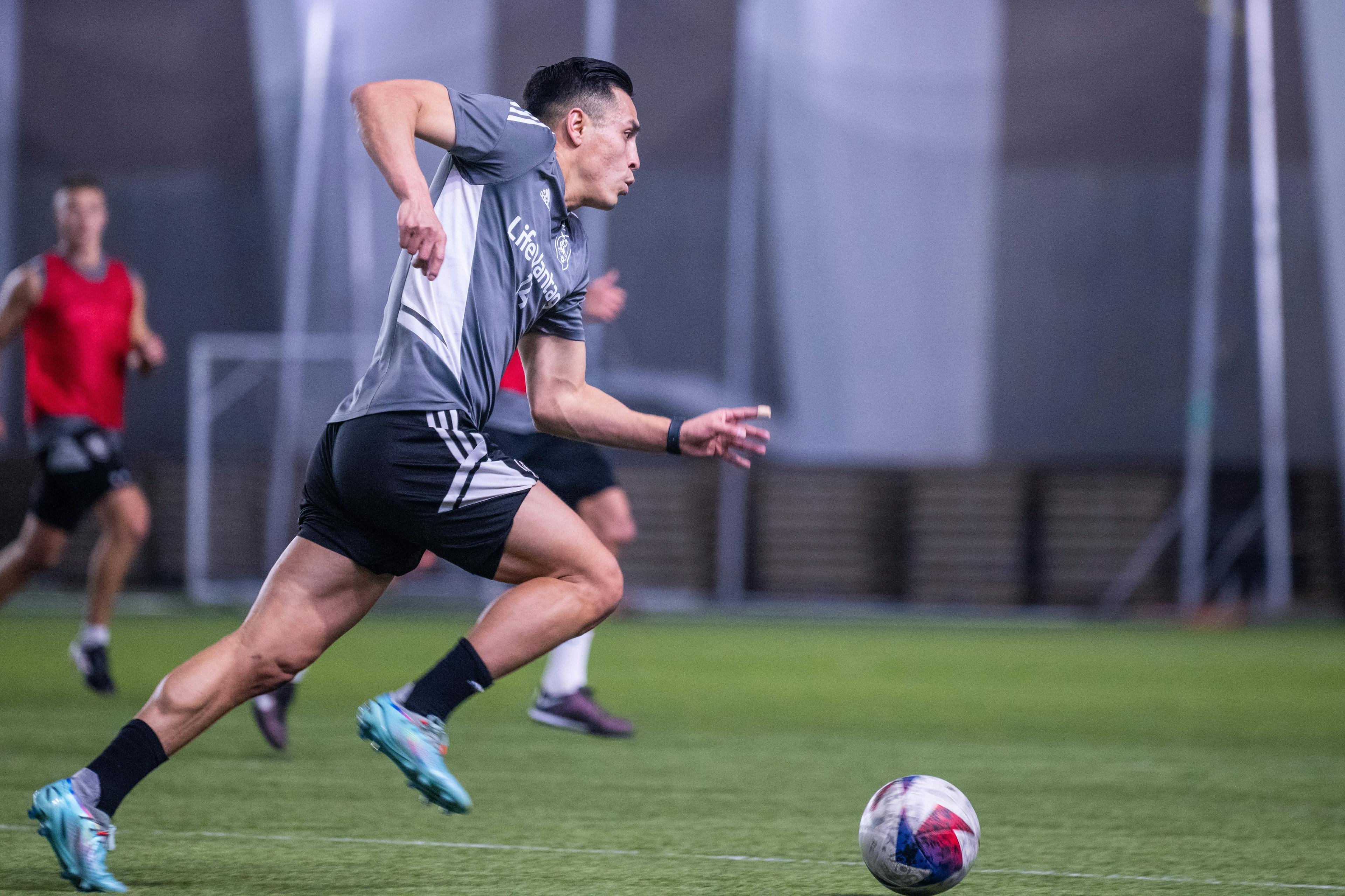 Rubio Rubin running with the ball during a preseason training session.