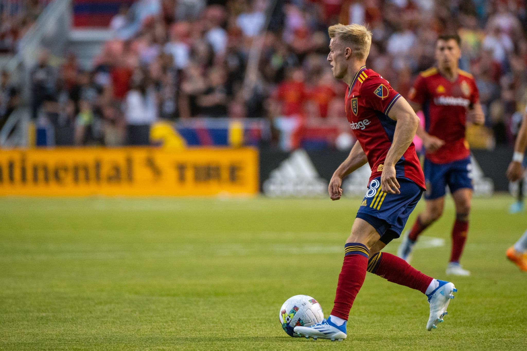 Jasper Löffelsend on the ball in a match in Sandy, Utah