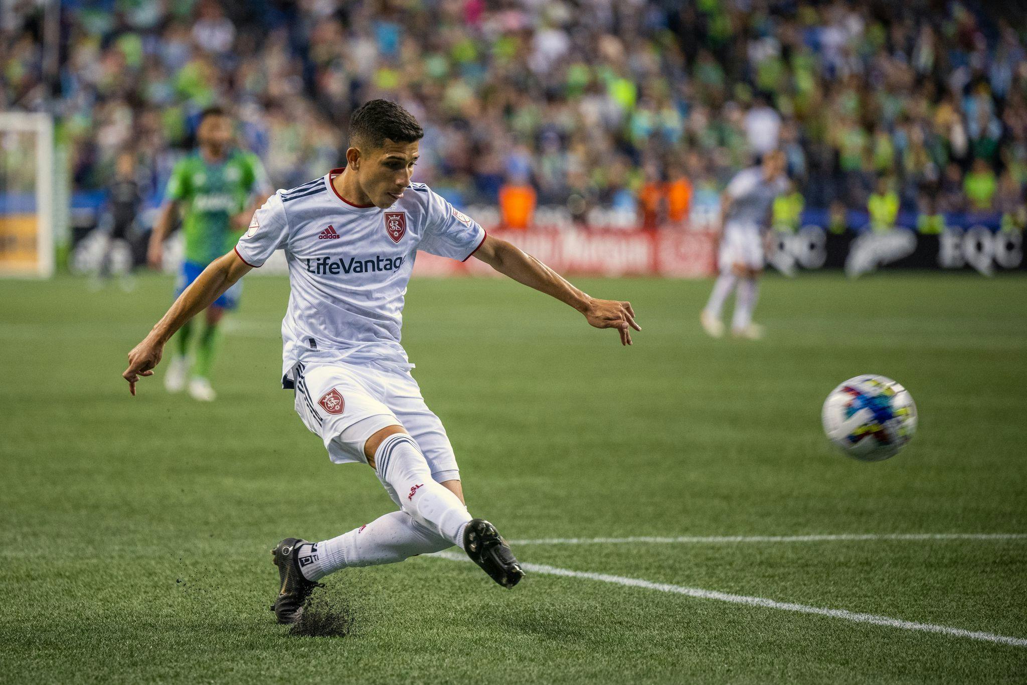 Jefferson Savarino crossing the ball against Seattle Sounders